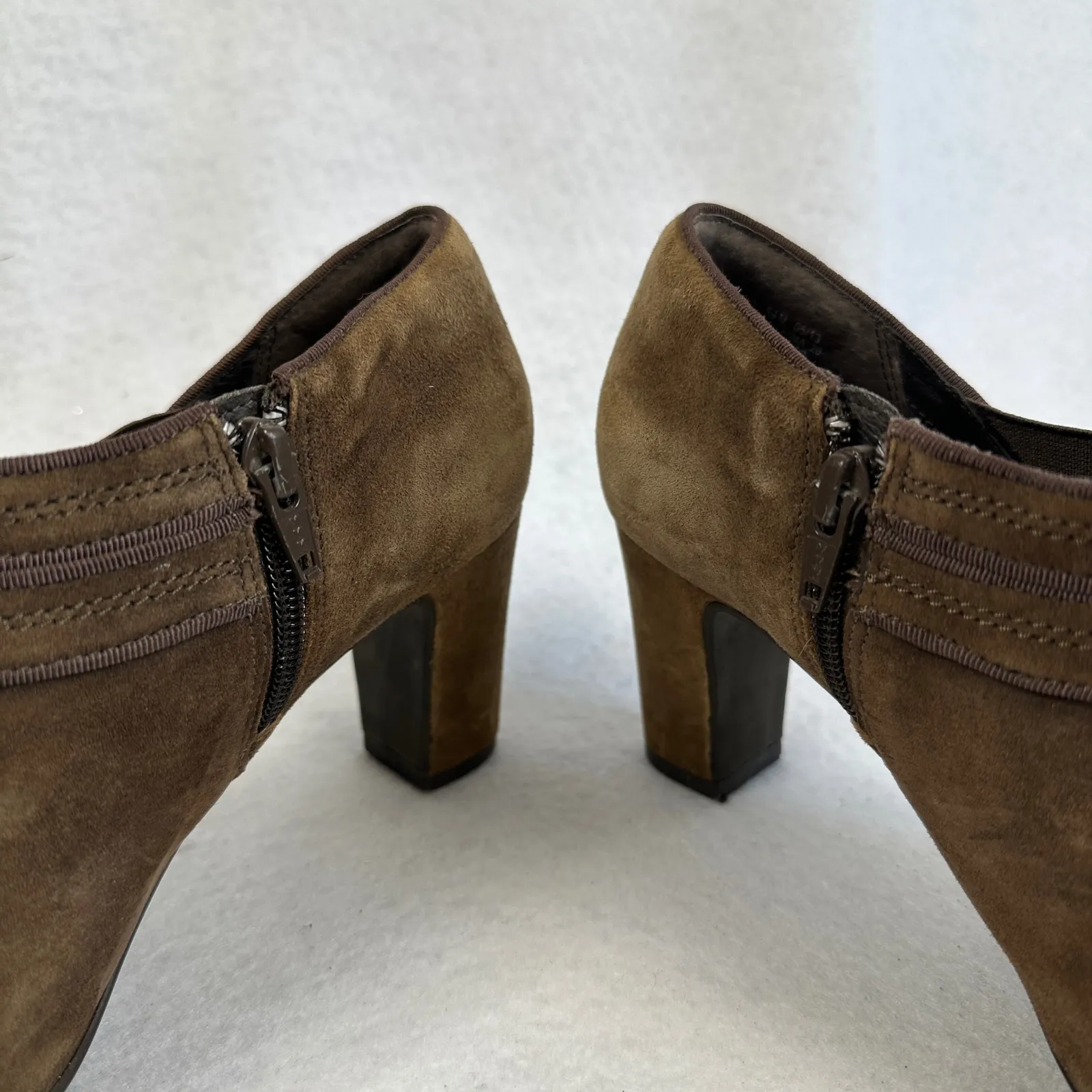 Clarks Women 8.5 Brown Suede Ankle Boots Side Zip Block Heel Casual Dress‎ Shoes - Image 5