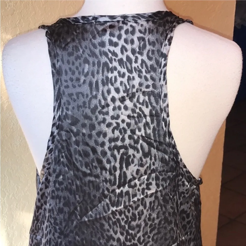 A leopard print top PLUS - Image 4