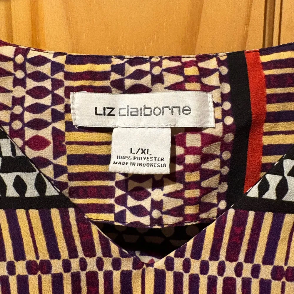 Liz Claiborne world traveler geometric V-neckline and short sleeves Sz L/XL Wmns - Image 4