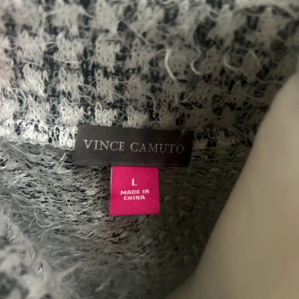 Vince Camuto black/white mock neck fuzzy sweater large - Image 5