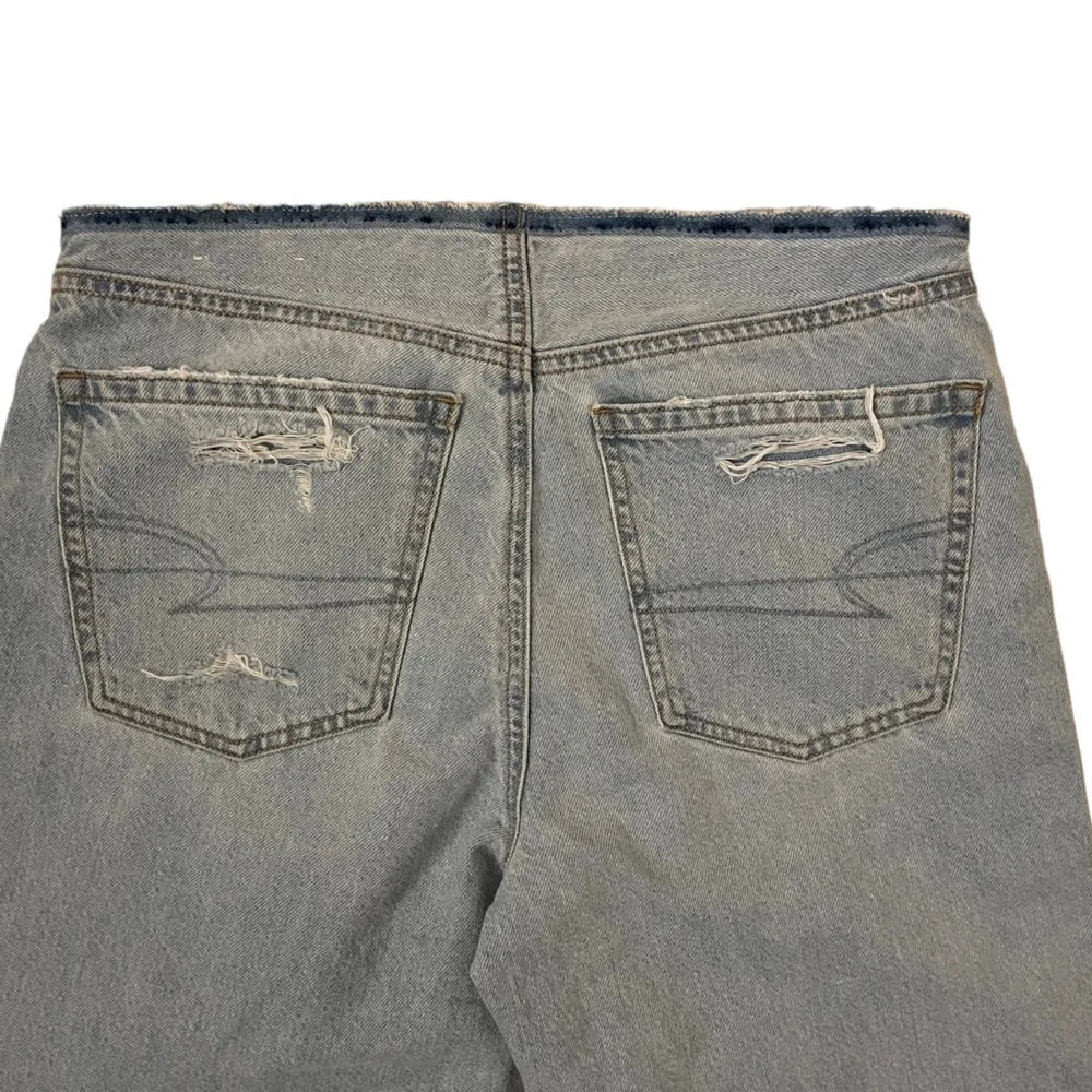 American Eagle Distressed 90s Straight Leg Light Wash Denim Jeans Size 6 - Image 8
