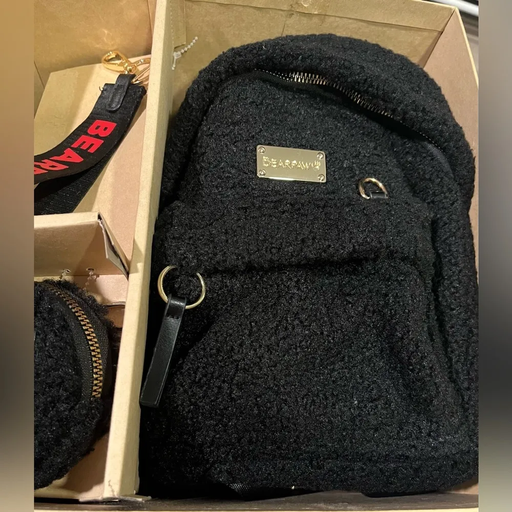 NWT Bearpaw 3pc Gift Set including Sherpa Backpack/Sherpa Zip Pouch/Keychain - Image 3