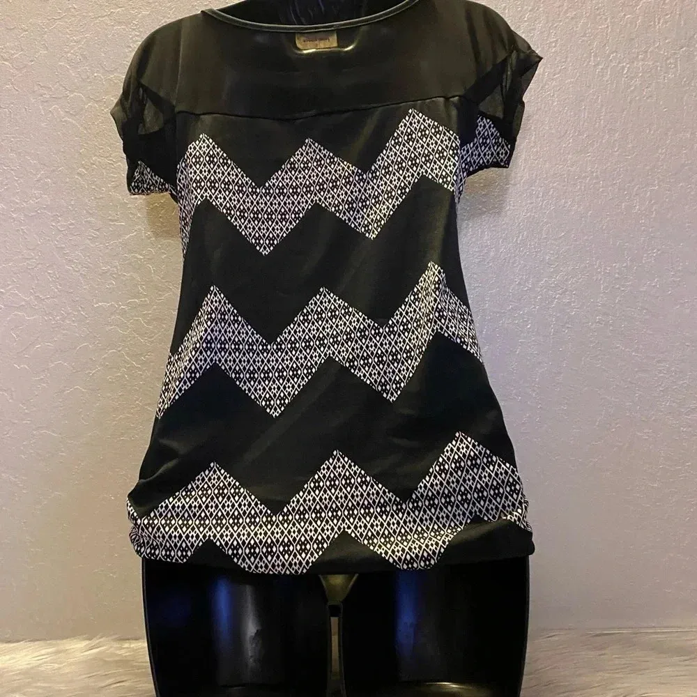 Free Kisses Black & White Pattern Short Sleeve Blouse with Accent Necklace - Image 14
