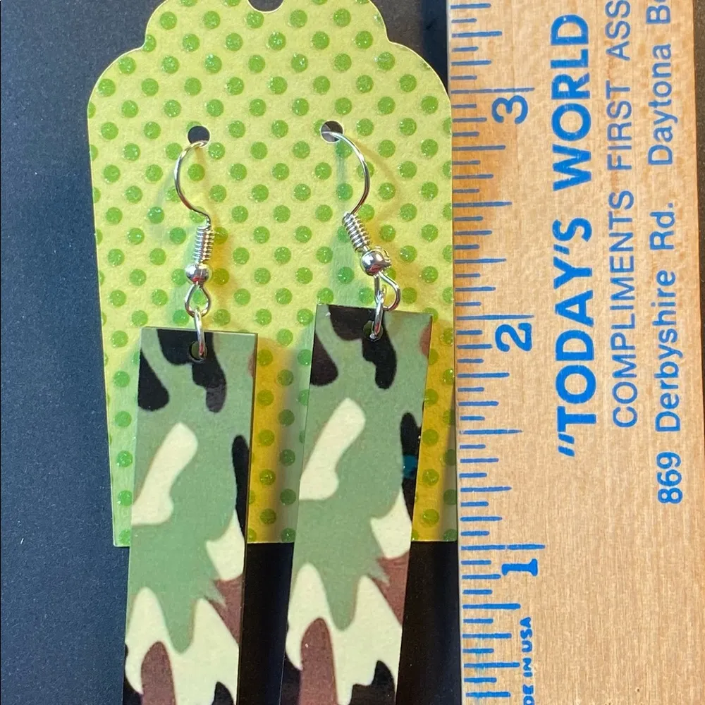 Green Camouflage Dangle Pierced Earrings New - Image 3