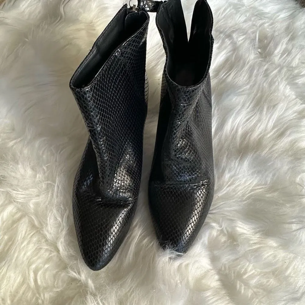 Zara basic collection black bootie, zippered back - Image 3