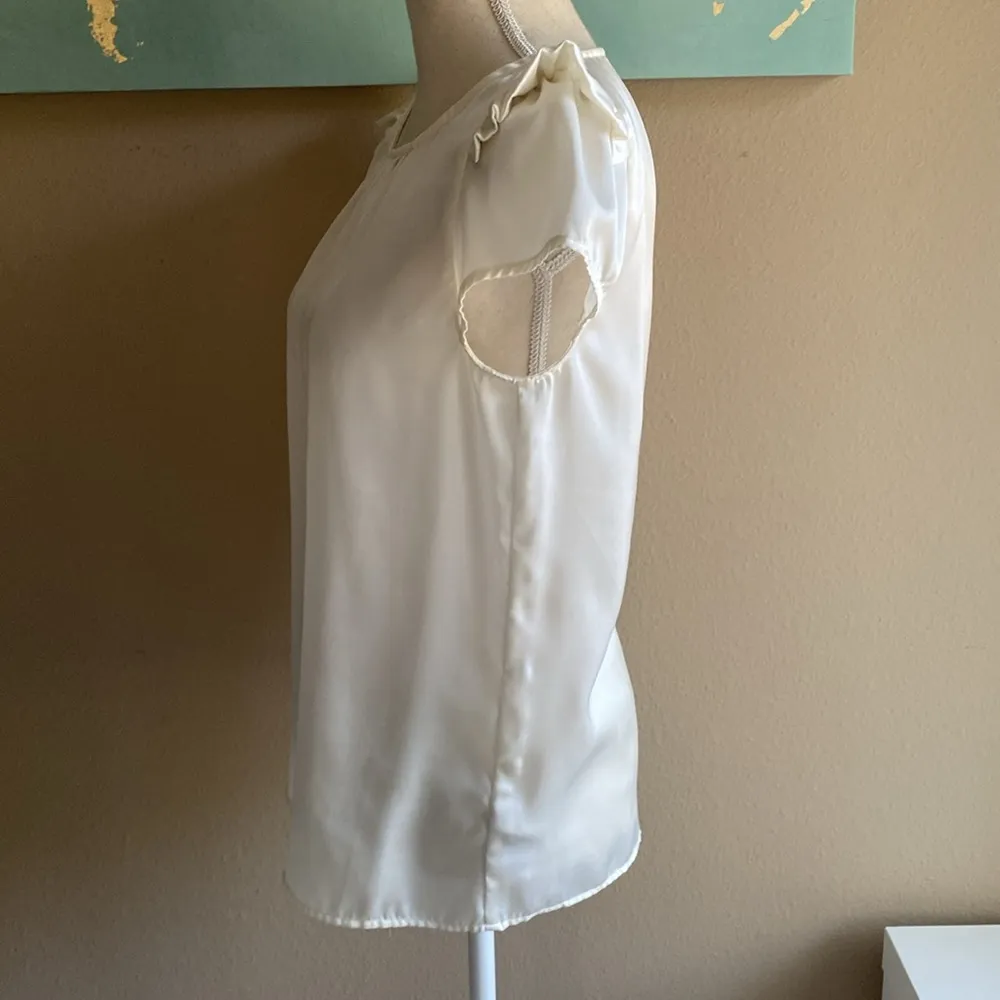 Cream satin like preppy croquette top medium - Image 3
