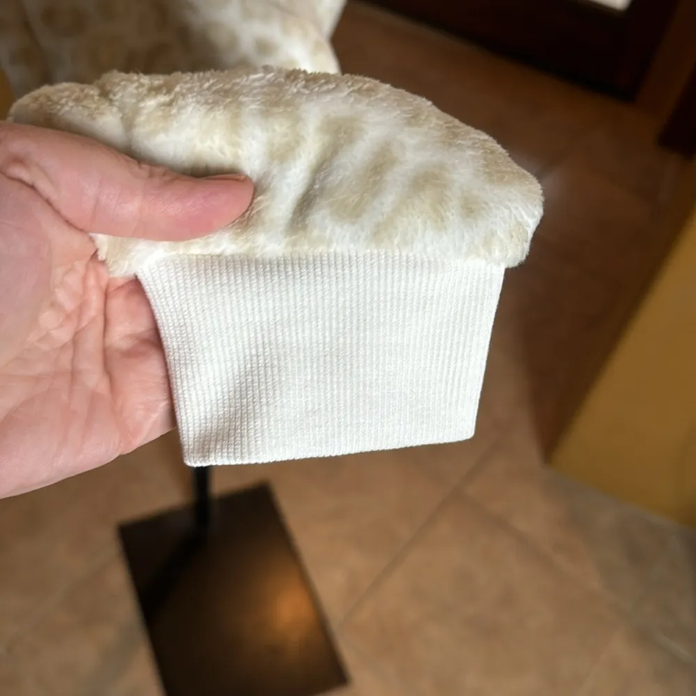 NWT Old Navy Mid-Rise Cozy Faux-Fur Jogger Sweatpants Size Small - Image 8