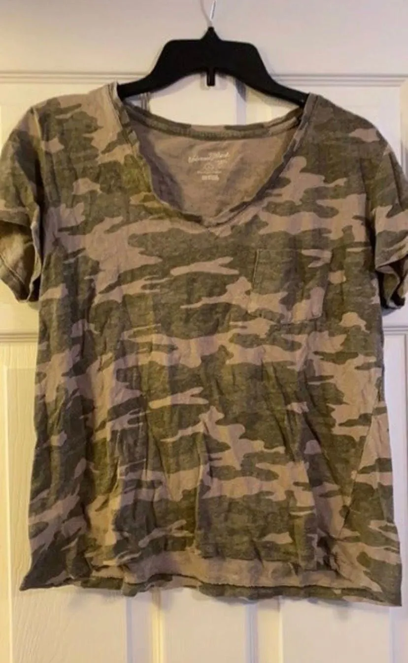Universal Threads camo Tee Large - Image 2