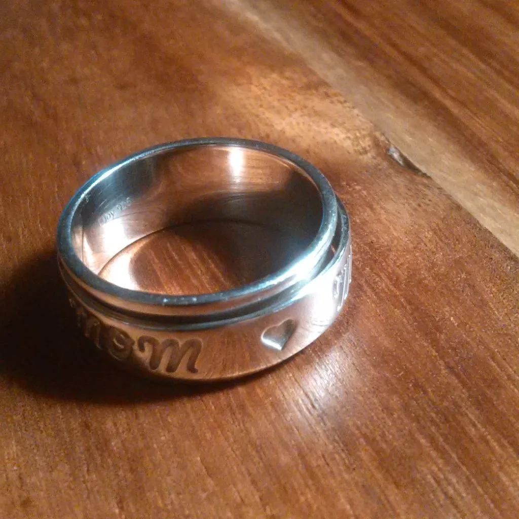 Sterling Silver "Mom" Spinner Band Ring (Size 7) - Image 6
