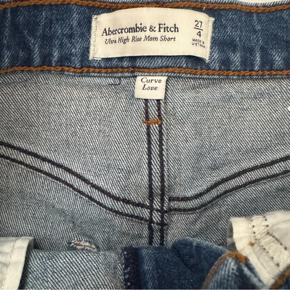 Abercrombie & Fitch Ultra High Rise Mom Shorts Size 27 - Image 4