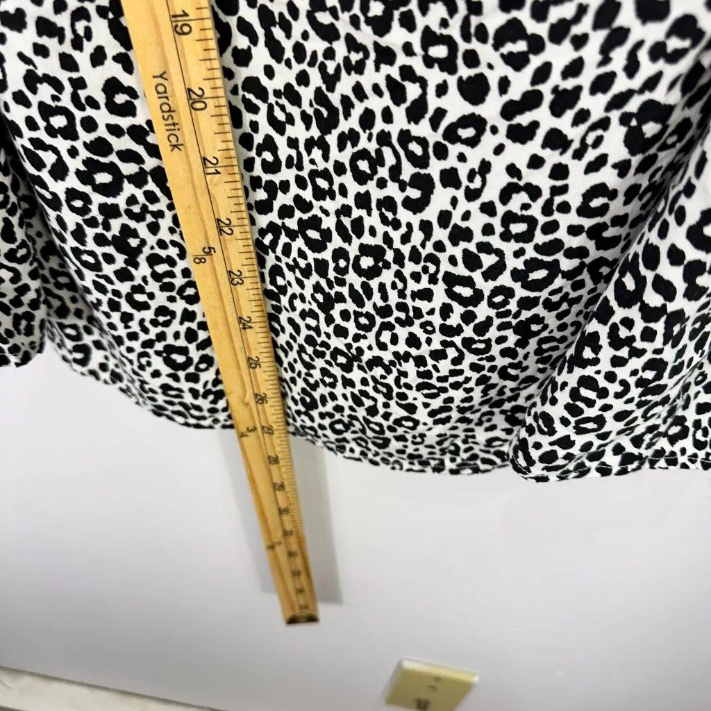Old Navy Sleeveless Top Women L V Neck Leopard‎ Print Minimalist Capsule Chic - Image 4