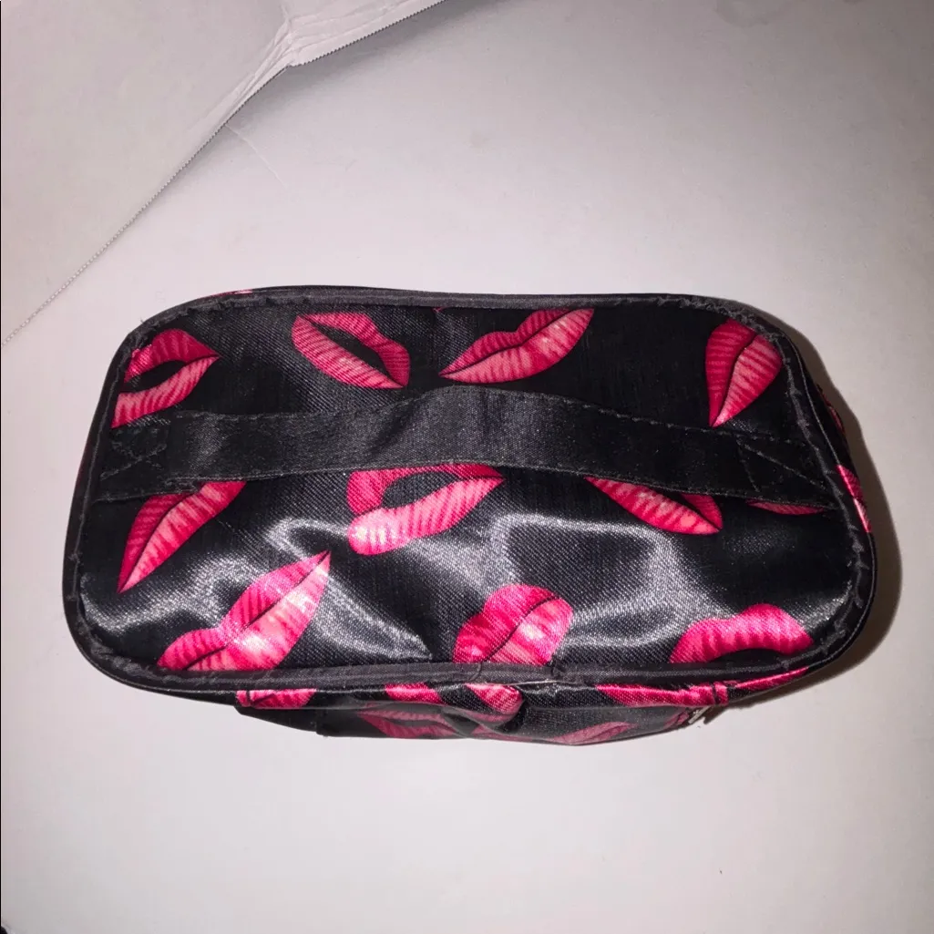 BLACK WITH PINK/RED LIP DESIGN COSMETICS CASE ZIPPER CLOSURE SMALL MIRROR INSIDE - Image 6