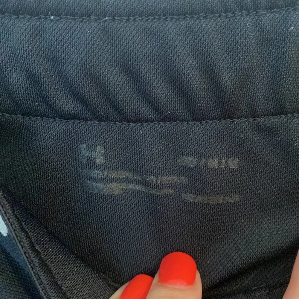 Black under armor shorts. Size M - Image 6