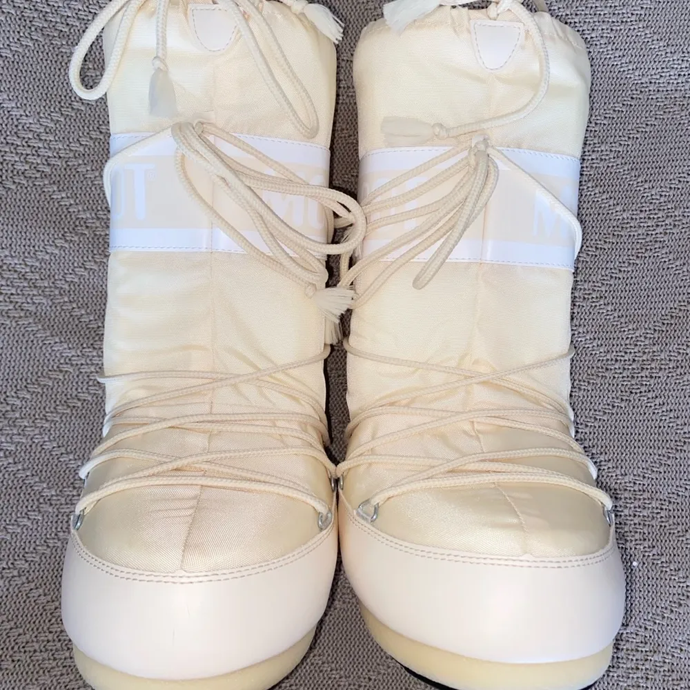 Moon boots Size 7 - Image 3