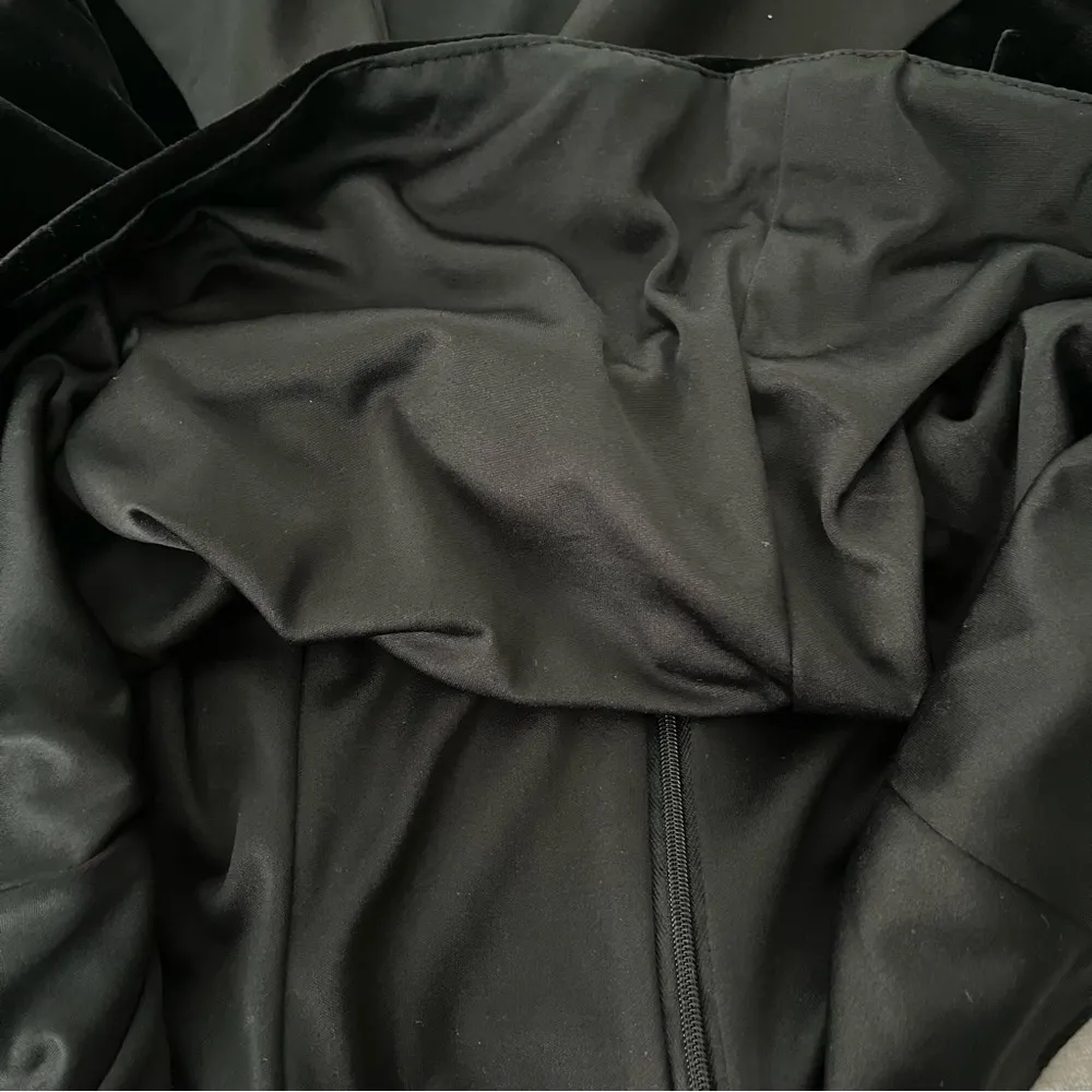 Xscape by Joanna Chen Black Velvet Evening Top with Faux Belted Side, Sz 10 - Image 12