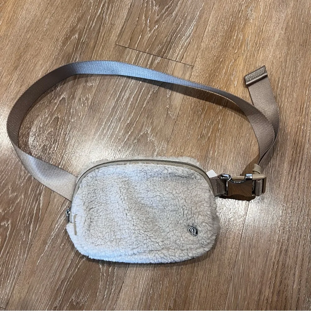 NEW Lululemon Everywhere Belt Bag Fleece - Image 2