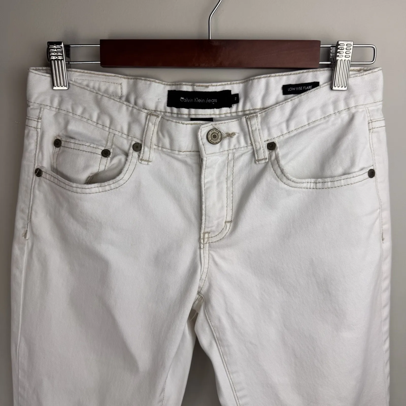 Calvin Klein Women's Sz 2 White Denim Jeans Low Rise Flare 30x27‎ Short - Image 3