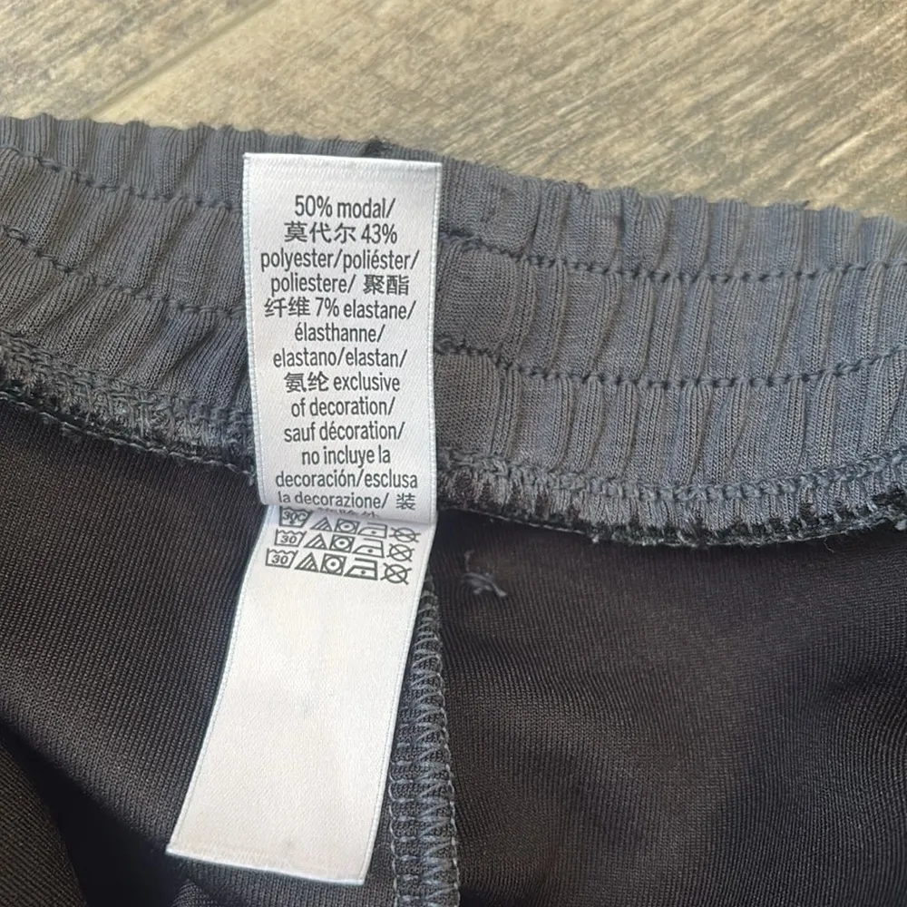 VS Festherweight Knit Wide Leg Lounge Pant - Image 10