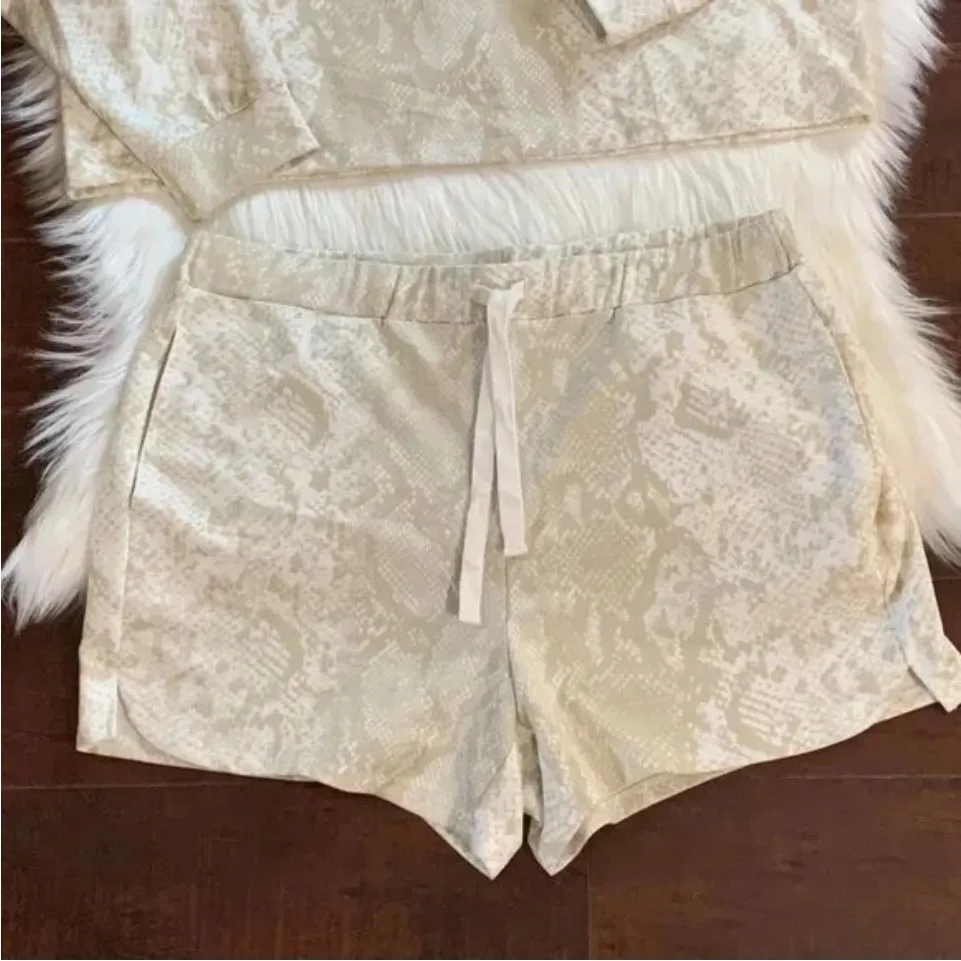 Zoe + Phoebe Ivory Snake Print 2pc Hoodie + Shorts Lounge Set Size Large - Image 3