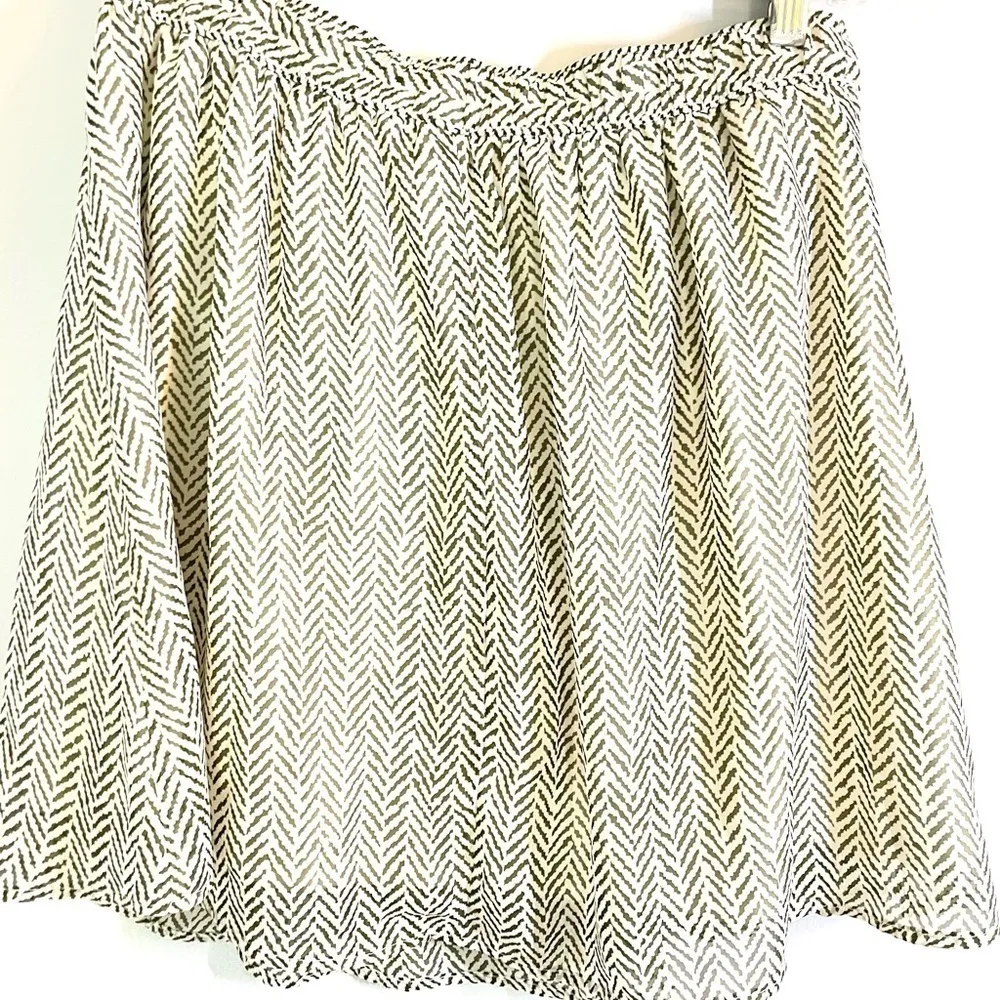 Old Navy medium herringbone flowy miniskirt - Image 2