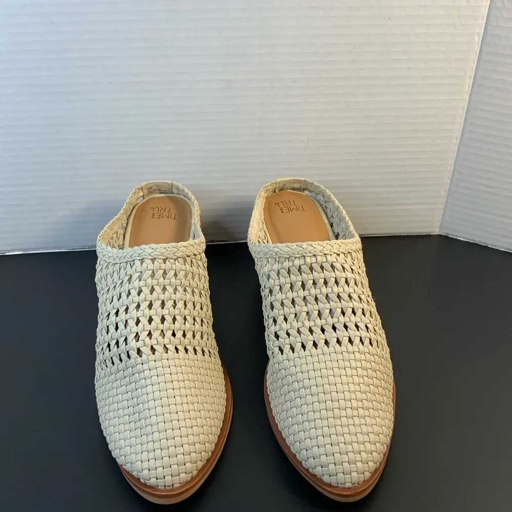 Time and Tru! Women’s SinLight Beige Woven Heeled Mule Shoes Size 7.5 - Image 2