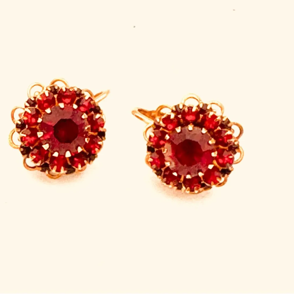 Vintage Sarah Coventry Deep Burgundy Rhinestone & Gold Tone Clip on Earrings Red - Image 4