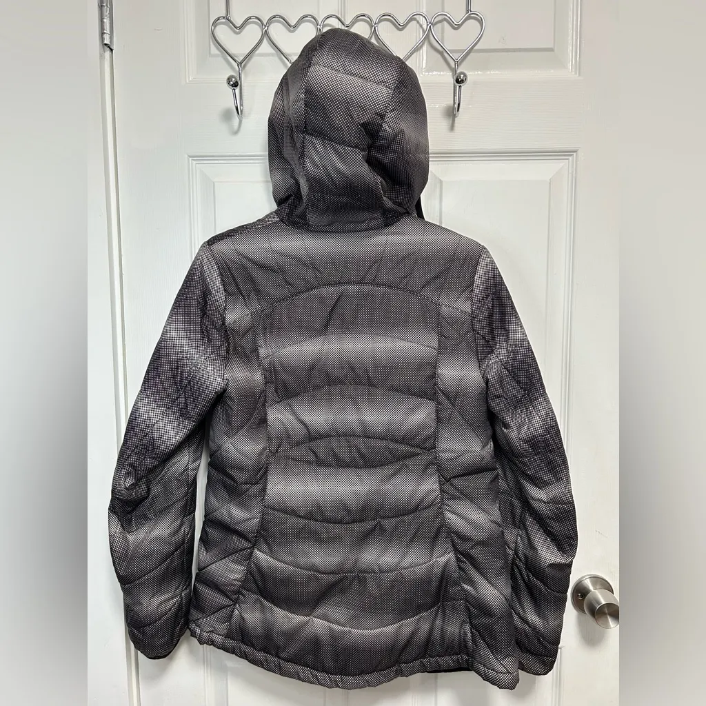 Eddie Bauer Women's Black and Gray Puffer Jacket - Image 5