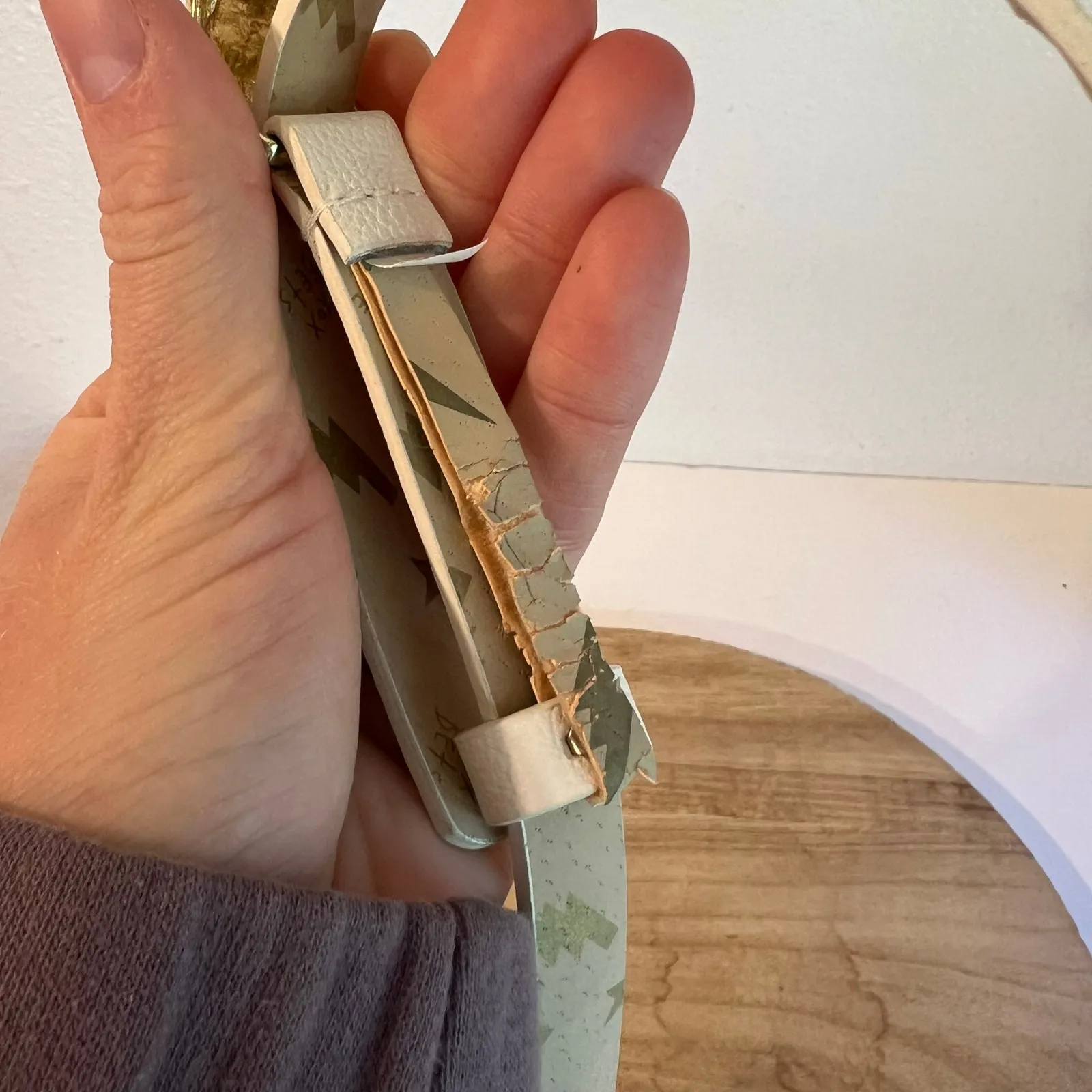 Betsey Johnson White Leather Skinny Thin Fish Embellished Buckle Belt Size Large - Image 6