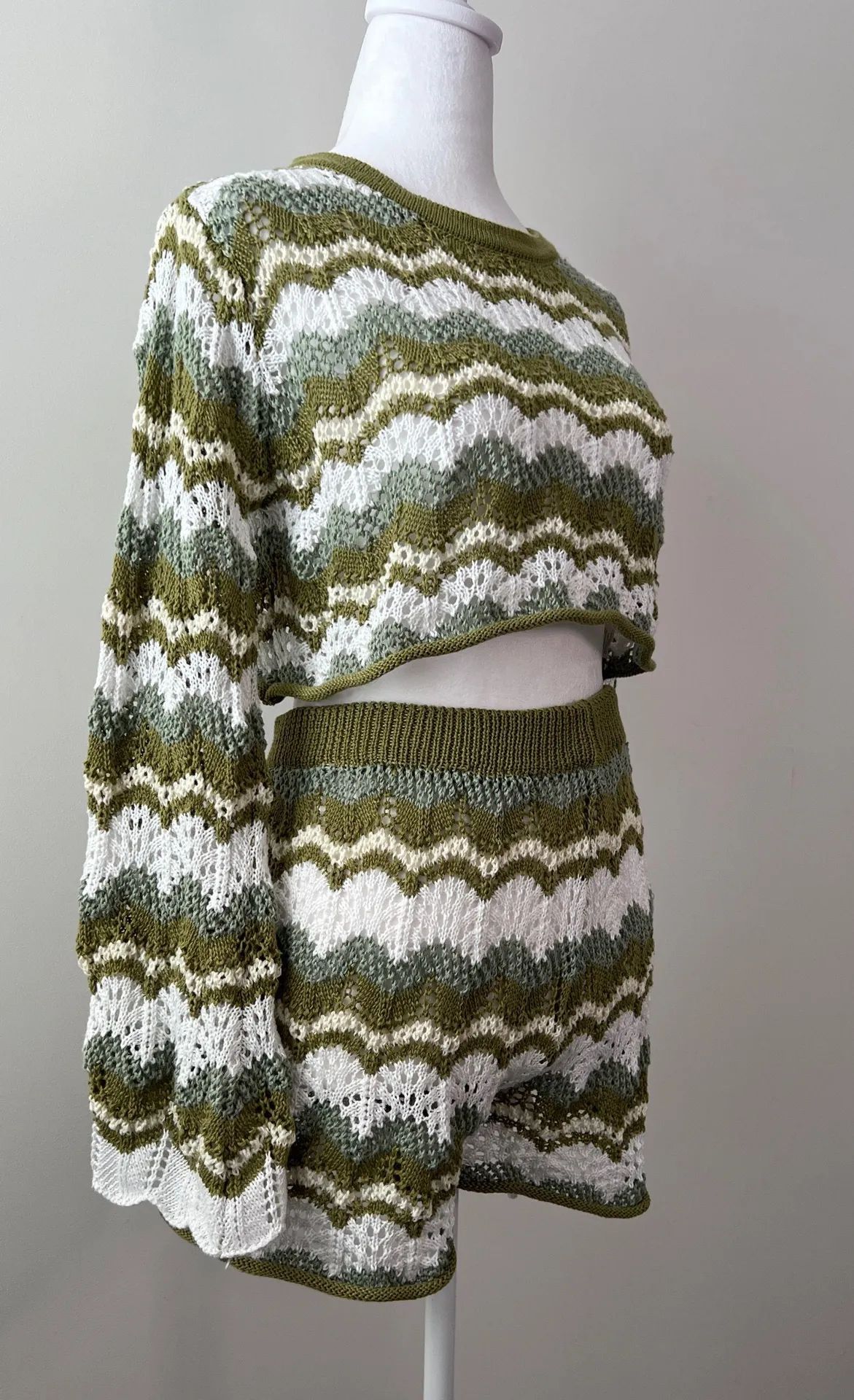 Green and white waived striped knit crop top and shorts set. Size M - Image 6