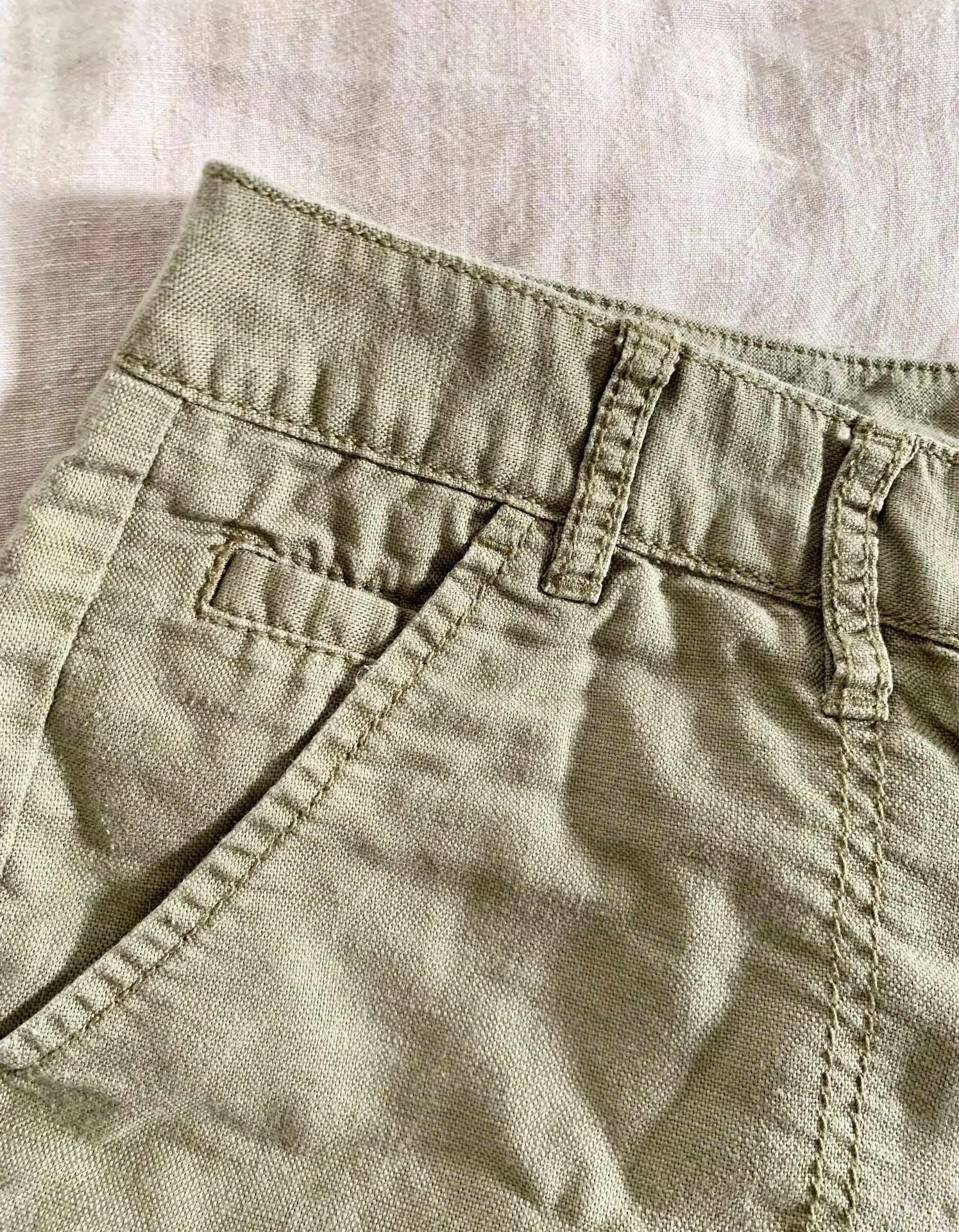 Size 6 Olive Green Khaki Shorts, Linen Blend - Image 4