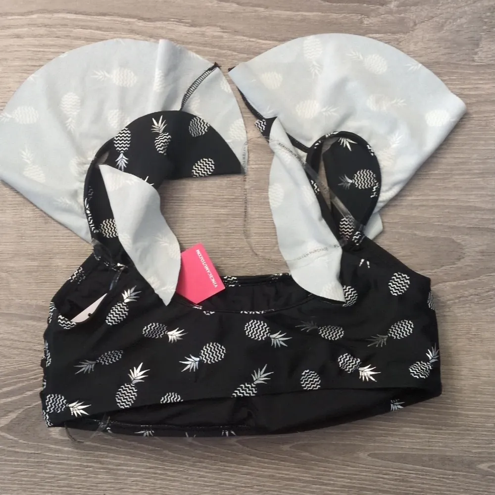 Vince camuto pineapple bikini top size medium - Image 2