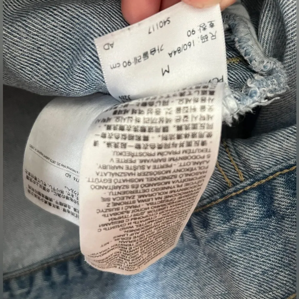 levis ex boyfriend trucker jean jacket Zippers on sleeves, distressed, size M - Image 5