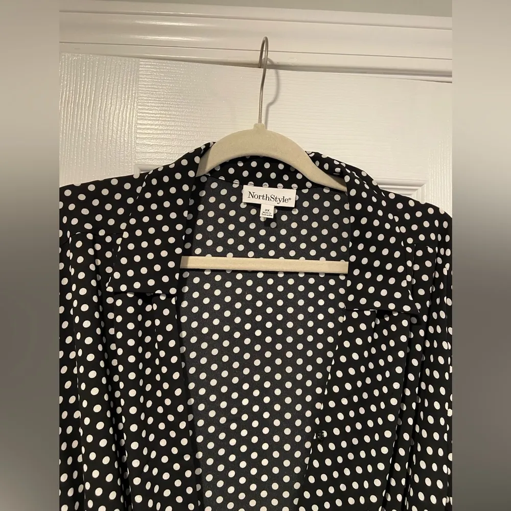 NWOT NorthStyle Size 2X Black Cream Polka Dot 3/4 Sleeve Flowy Wrap Front Blouse - Image 2