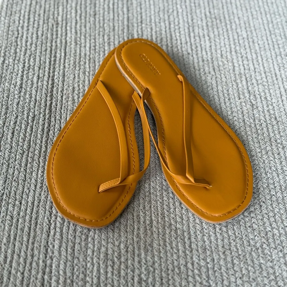Old Navy Yellow Faux Leather Slim Strap Square Toe Flip Flop Flat Sandals Sz 9 - Image 2