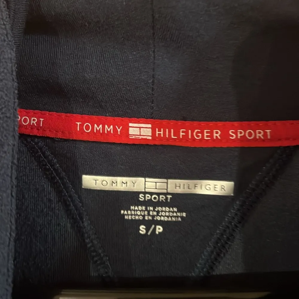 Tommy Hilfiger sport women’s fleece top size small. - Image 3