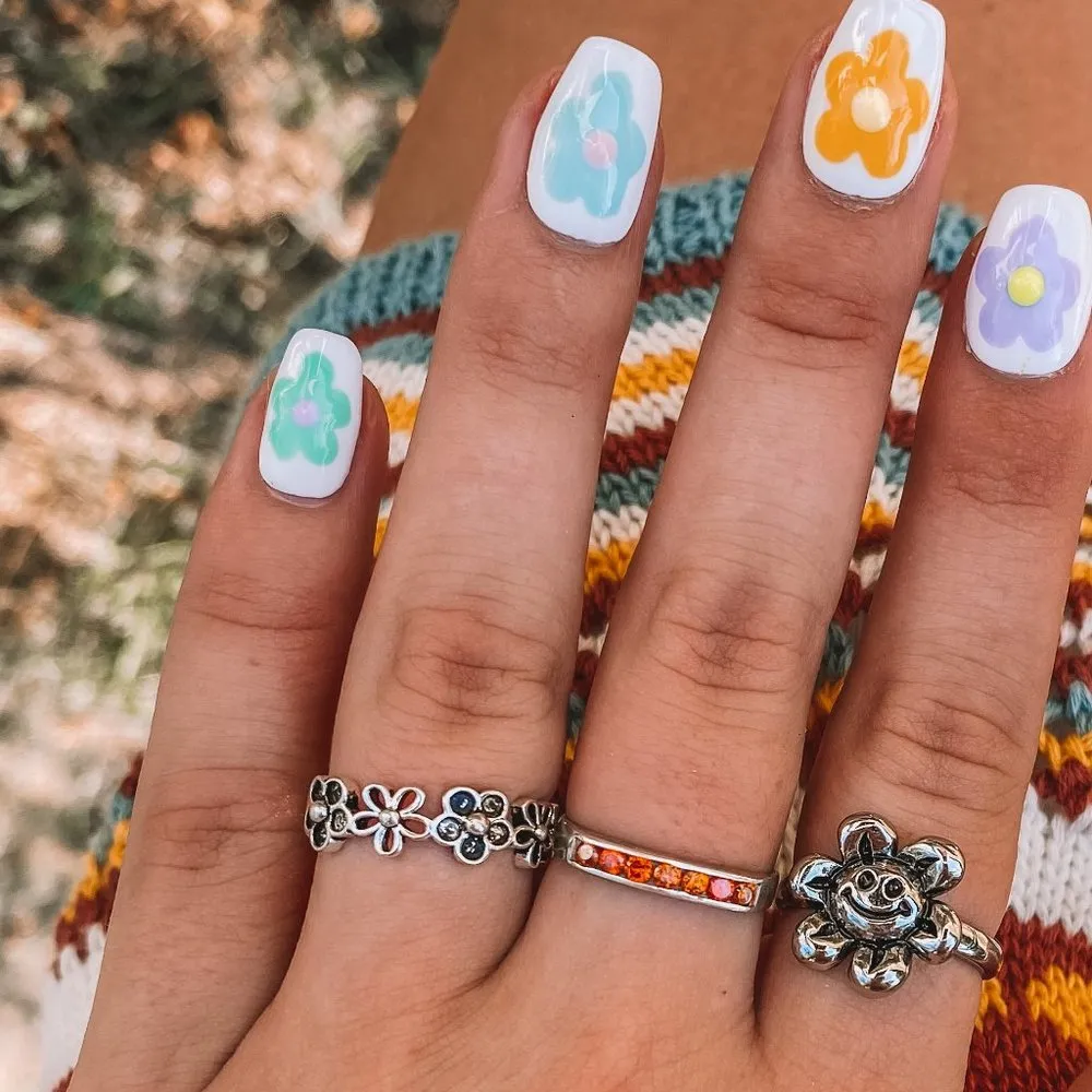 Retro Flower Daisy Band Silver Ring - Image 3