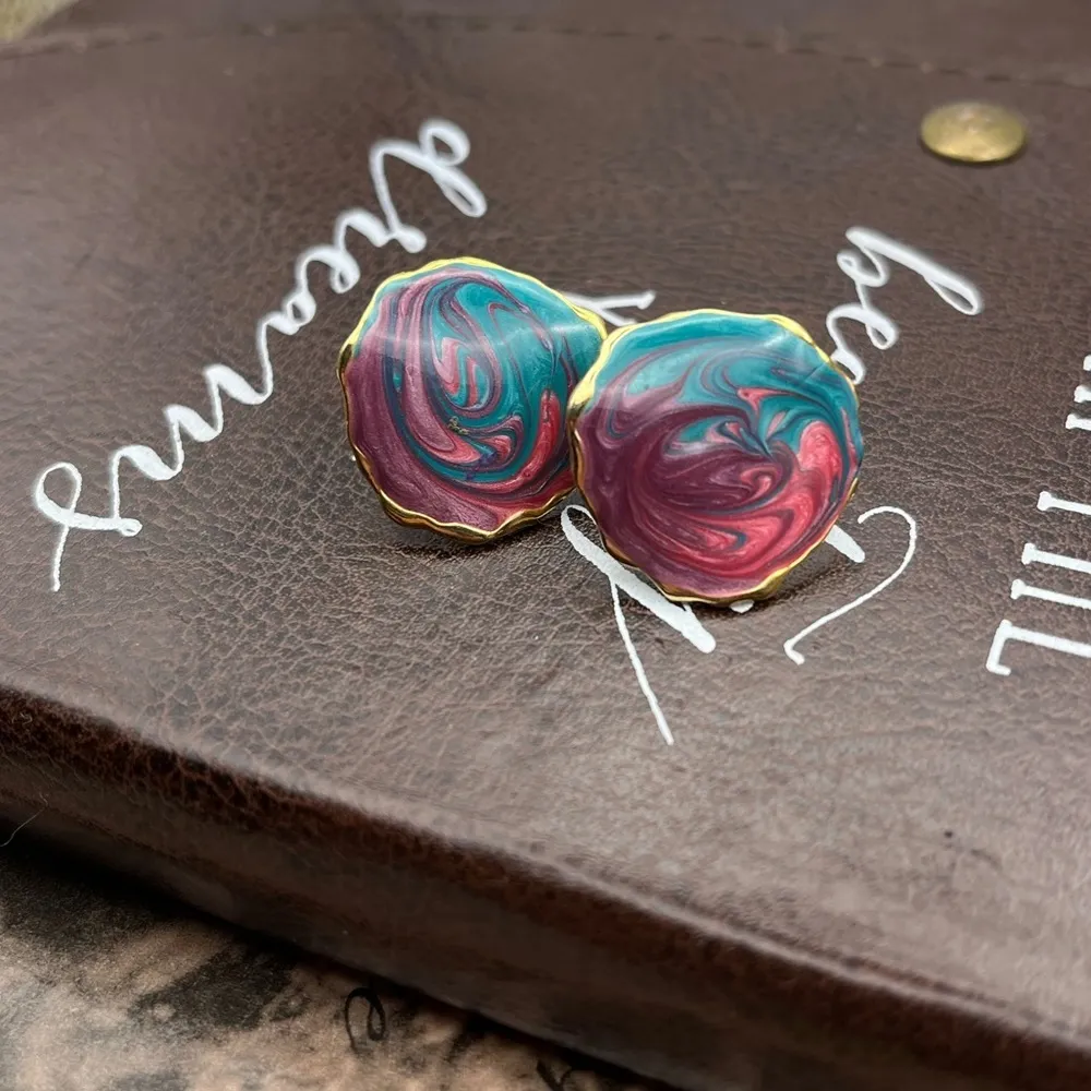 Vintage 1990s Pastel Paint Swirled Gold Tone Enamel Circle Stud Earrings - Image 5