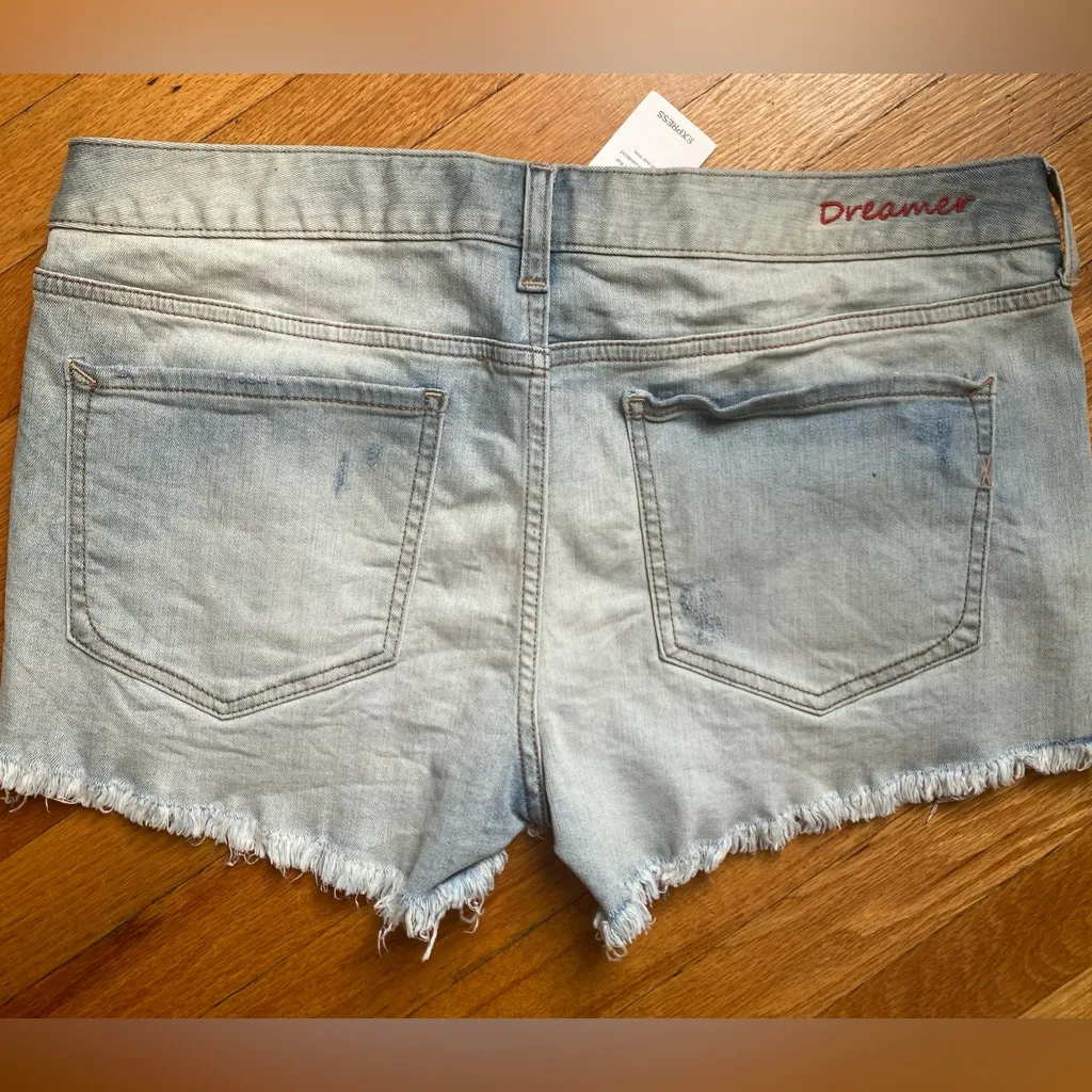 NWT Express Shortie Relaxed Low Rise Ripped Jean Shorts Size 10 - Image 4