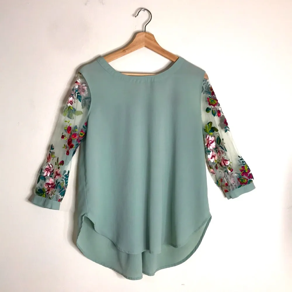 Umgee Mint Green Crepe Sheer floral Embroidered Sleeves A-line tunic top size S - Image 2