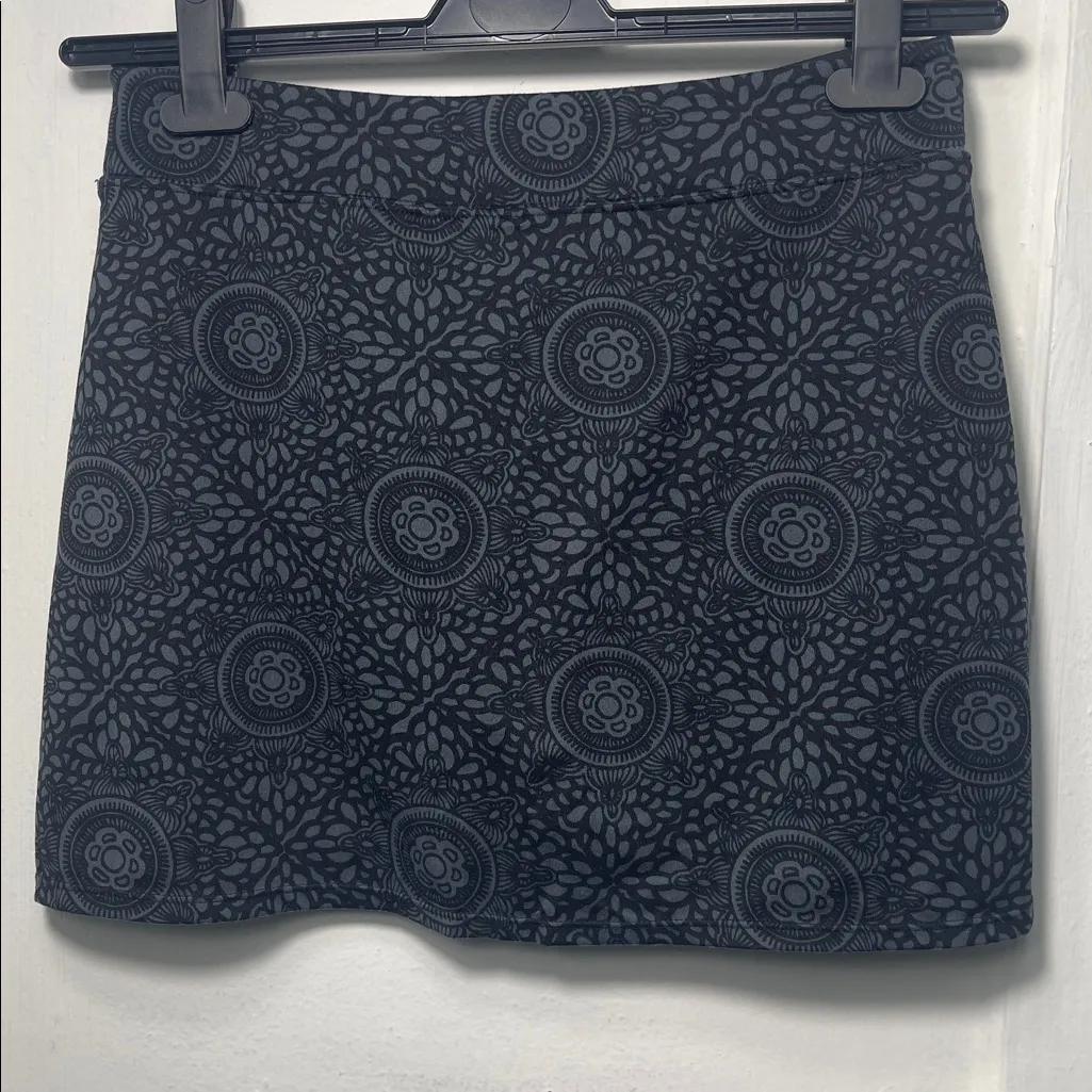 Tranquility by Colorado Clothing Black and Gray Patterned Mini Skort SIZE: Small - Image 6
