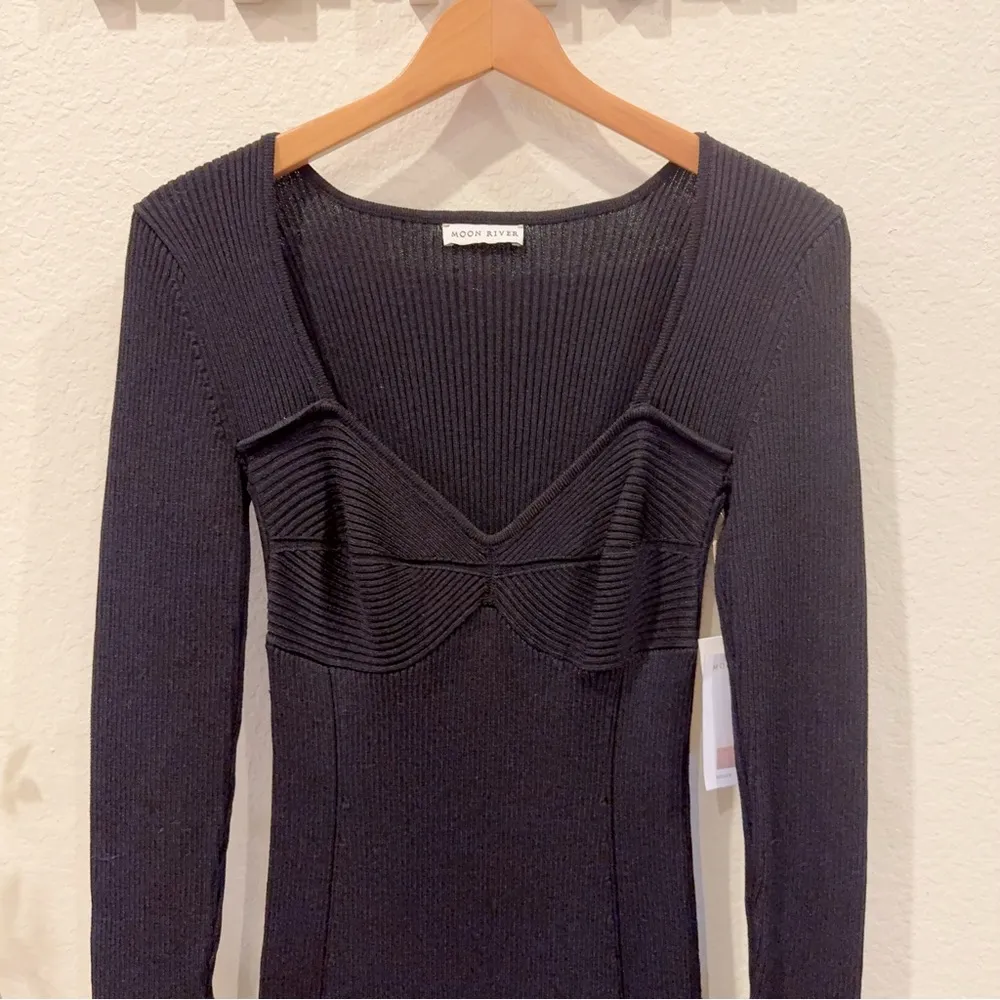 Moon River Sweetheart Neck Flared Long Sleeve Ribbed Sweater Midi Dress in Black - Image 4