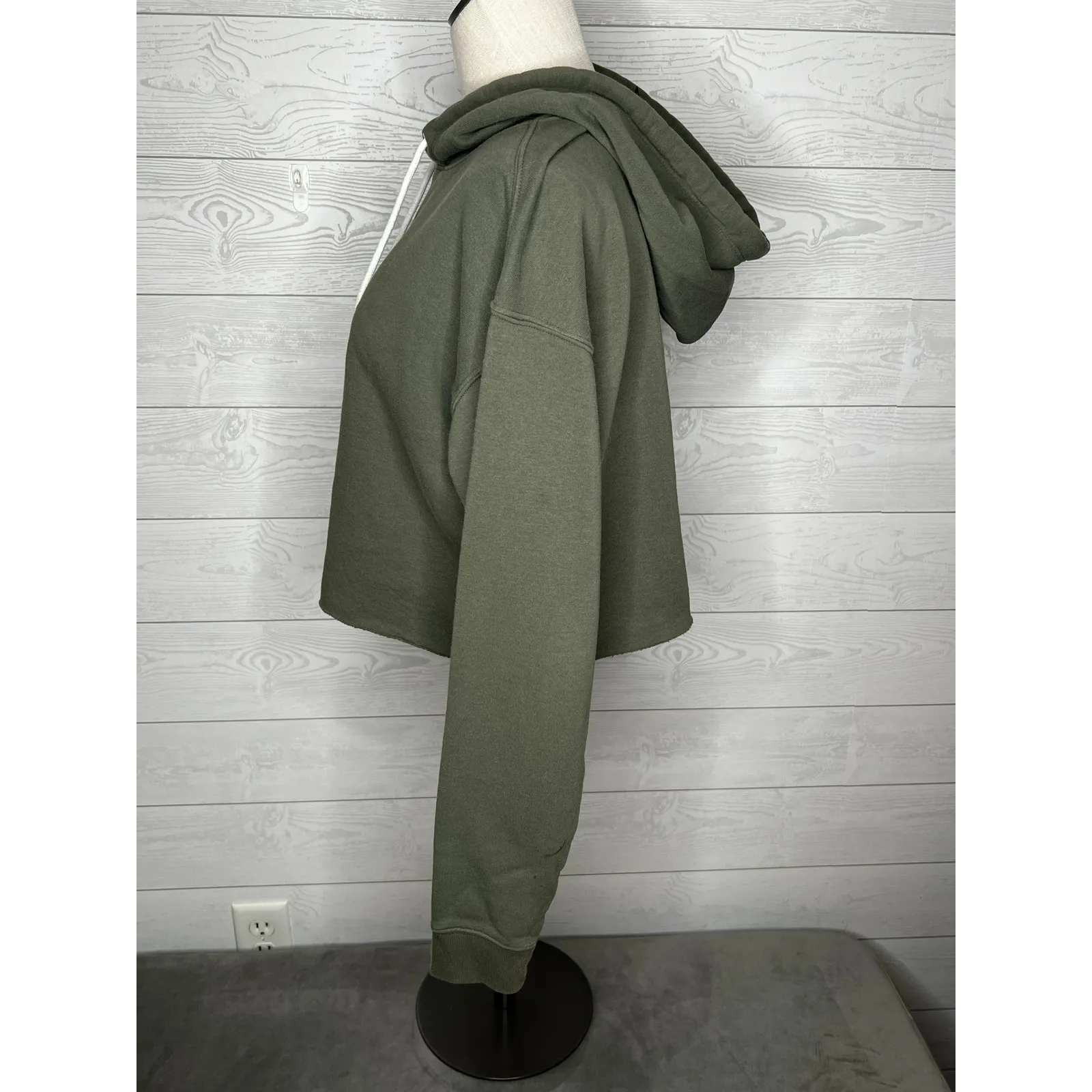 Wild fable olive green pullover crop hoodie Size M raw hem streetwear - Image 2