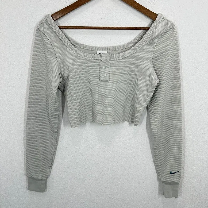 Nike Women's Light Gray Waffle Knit Cropped Long Sleeve Henley Shirt Size S - Image 2