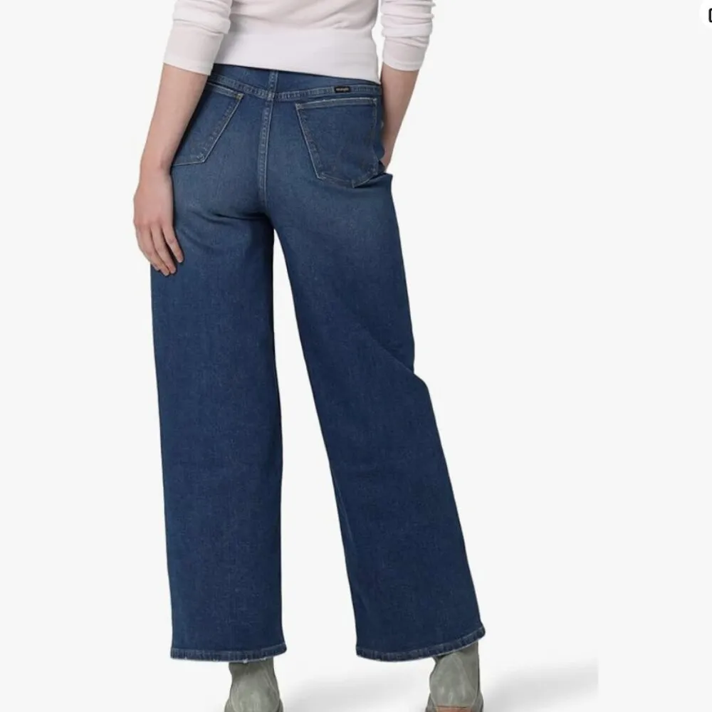 NWT Wrangler Women's High Rise Loose Straight Jeans  12/31 - Image 3