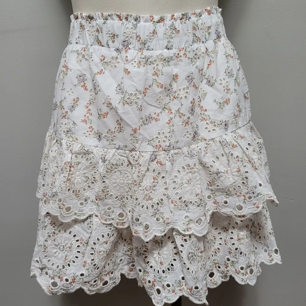 Loft white floral tiered ruffle mini skirt size small - Image 2