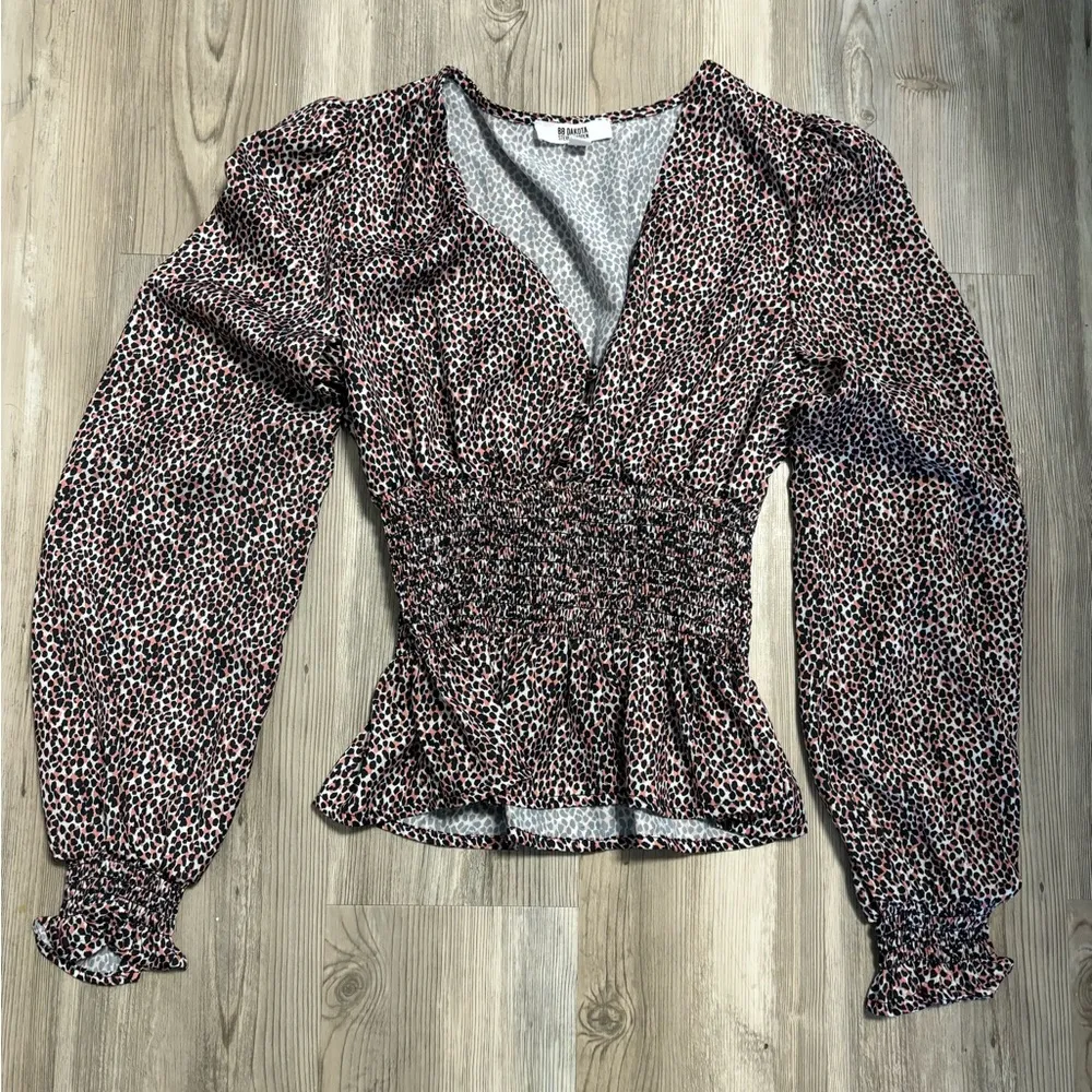 BB Dakota/Steve Madden size XS Animal Print Blouse with Balloon Sleeves - Image 4