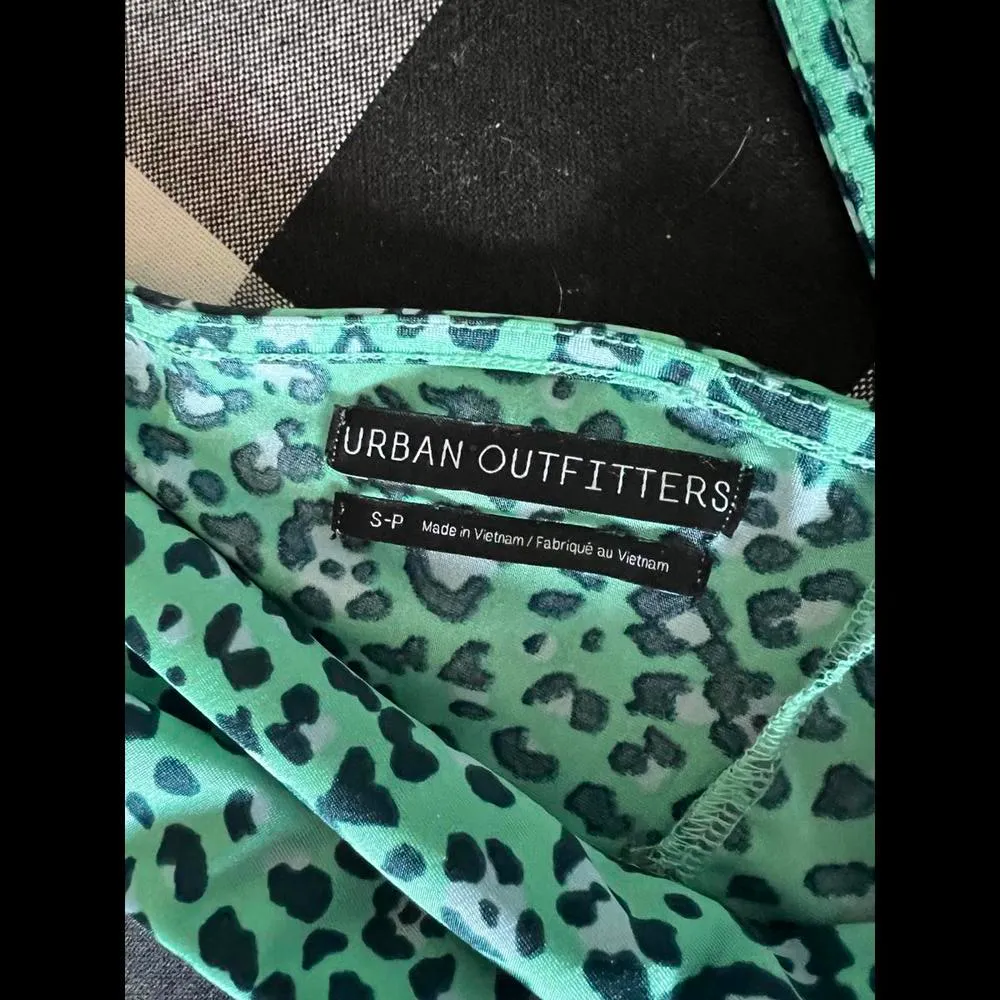 Urban Outfitters Women's Green Leopard Print Top-size S-P - Image 3