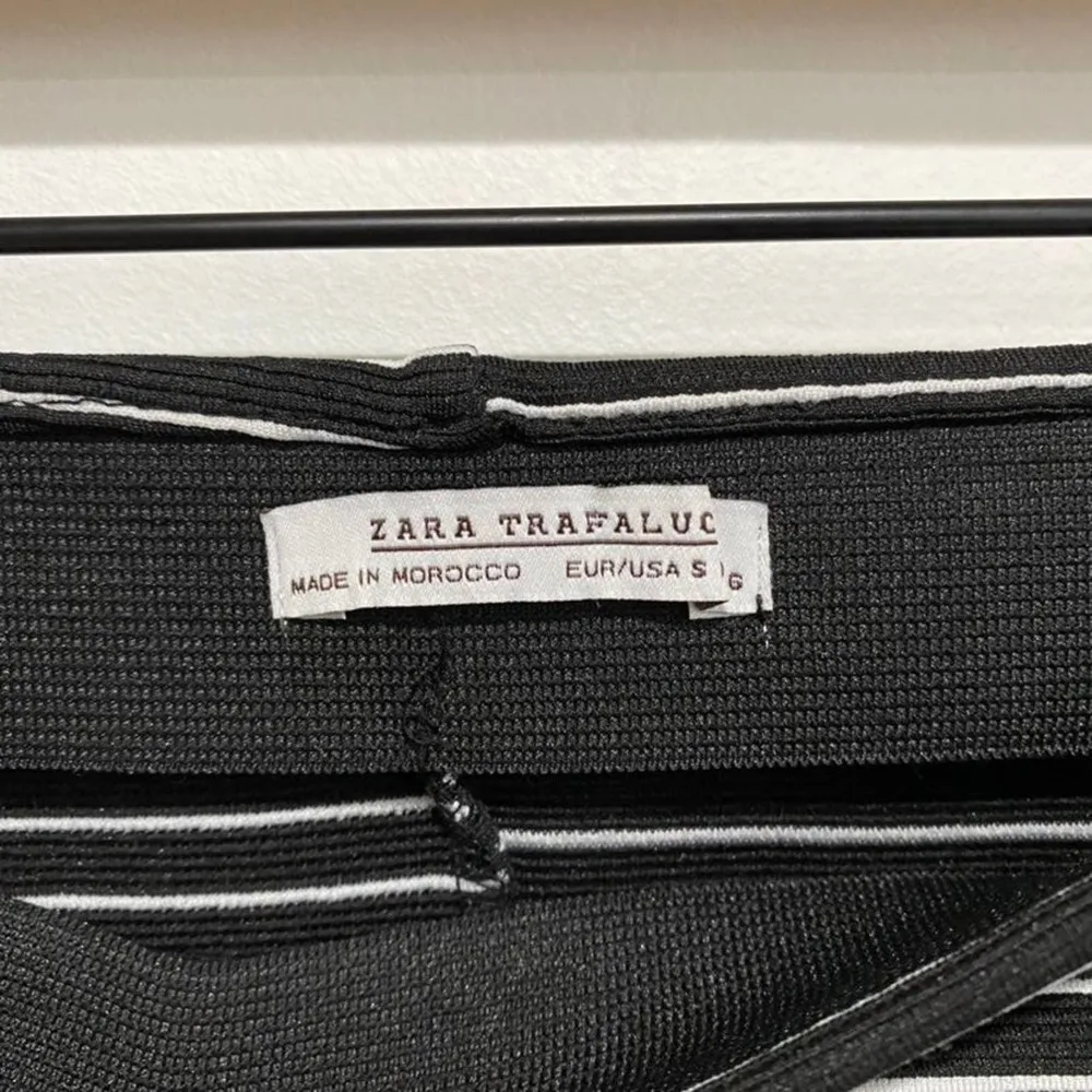 Zara Trafaluc Black & White Striped Ruffle Mini Skirt Size Small - Image 90