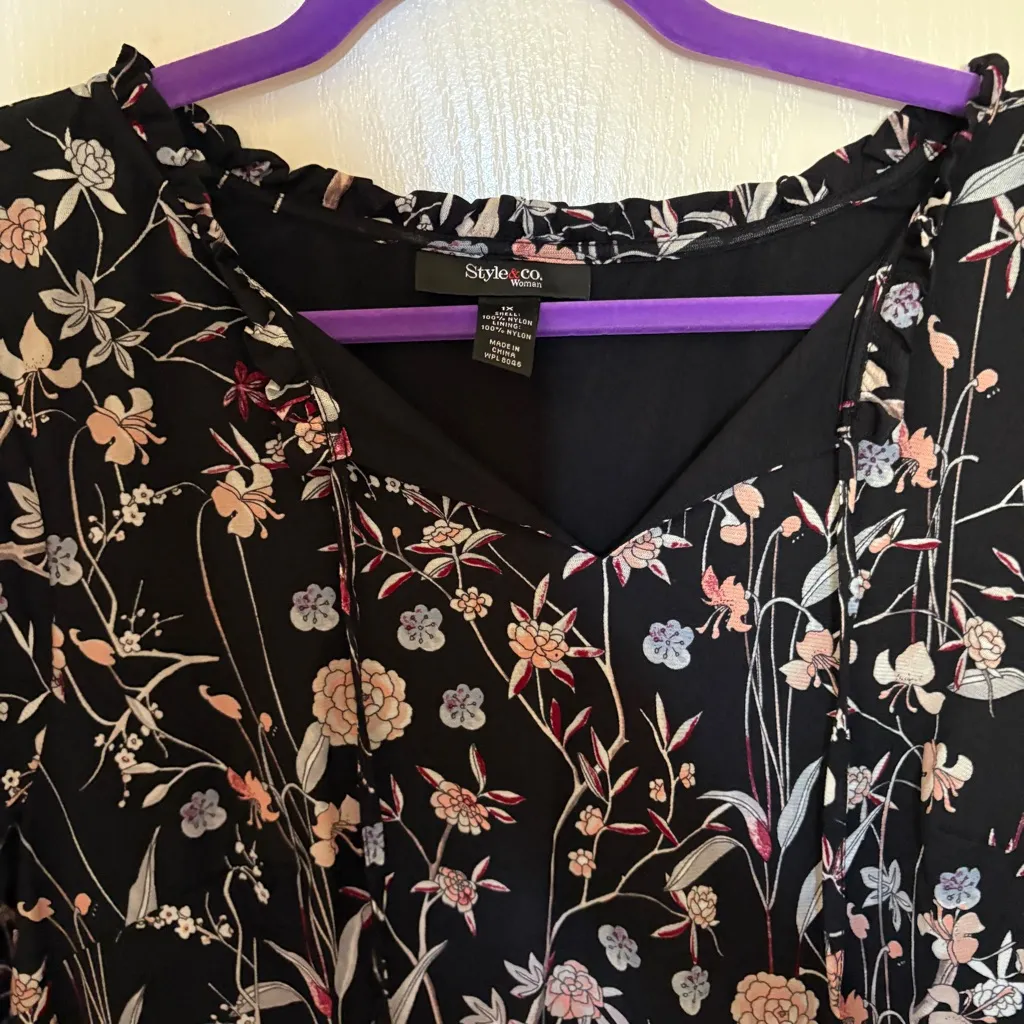 Floral Black Women's Top size 1x - Image 9