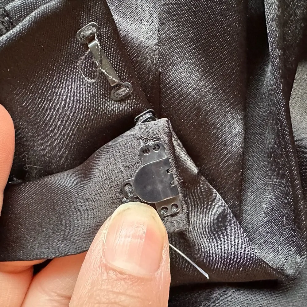 Black No Tag Satin Straight Leg Pleated In Front Elastic Waist Dress Pants Sz 8 - Image 8